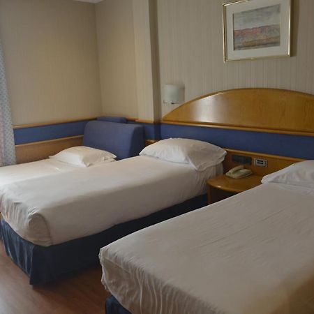 Hotel Agumar Madrid Esterno foto Two beds in a hotel room