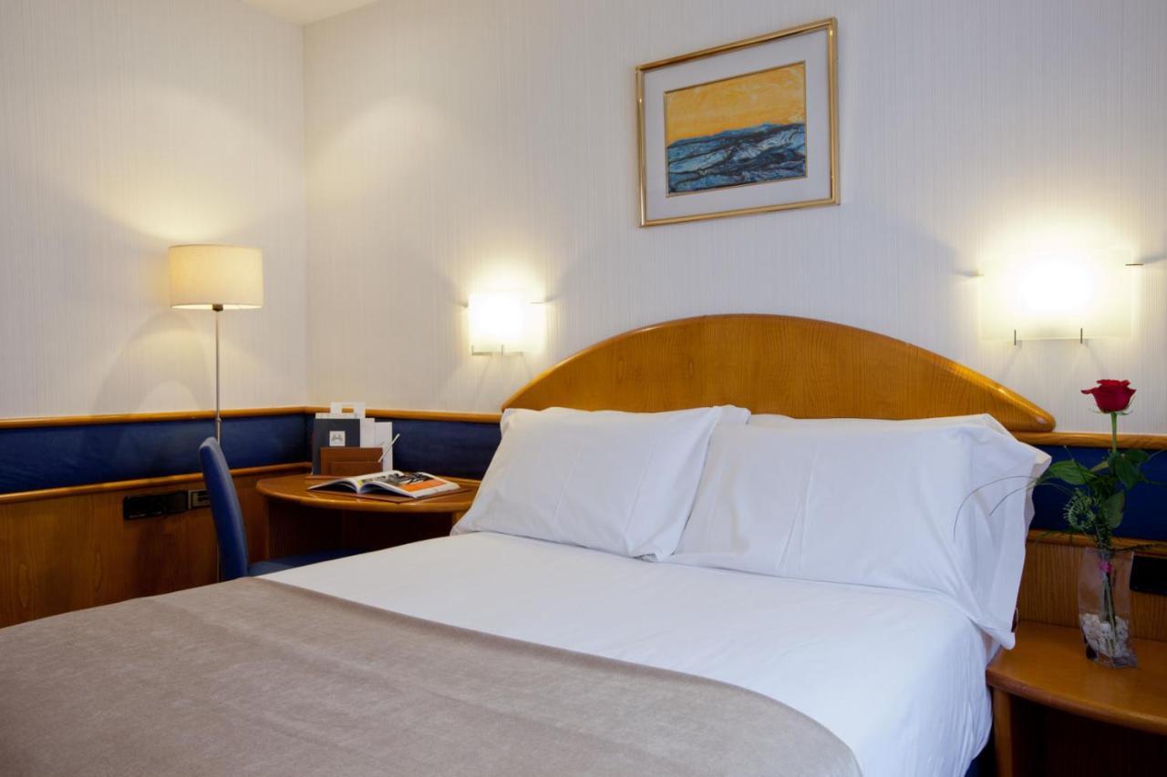 Hotel Agumar Madrid Esterno foto Room in a hotel