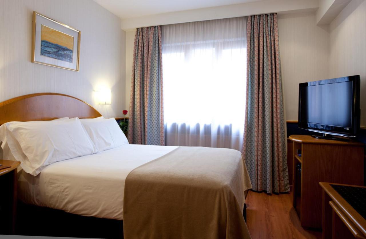 Hotel Agumar Madrid Esterno foto A room at the hotel