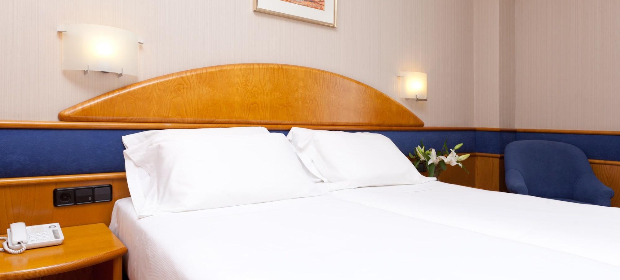 Hotel Agumar Madrid Esterno foto Room in a hotel