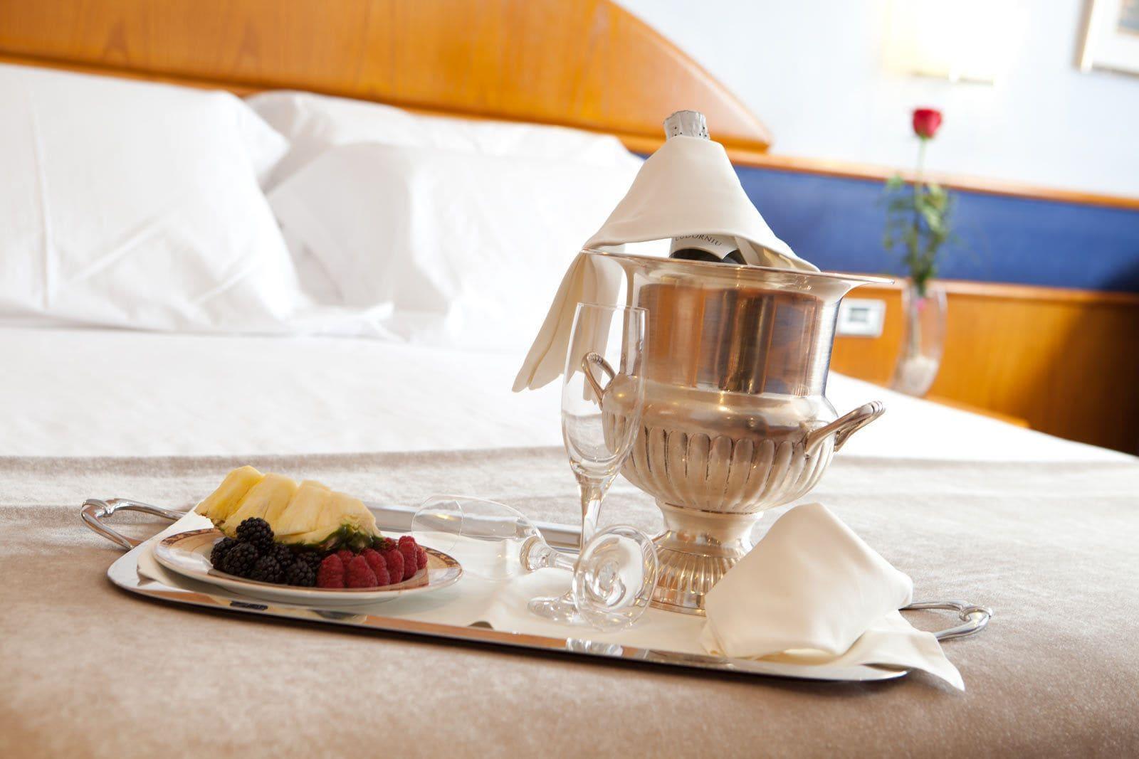 Hotel Agumar Madrid Esterno foto Room service