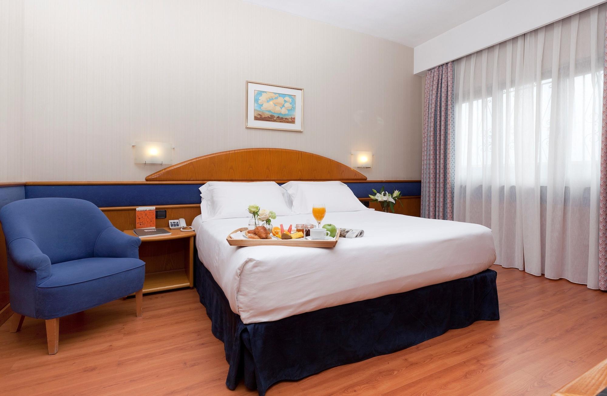 Hotel Agumar Madrid Esterno foto Room at the hotel
