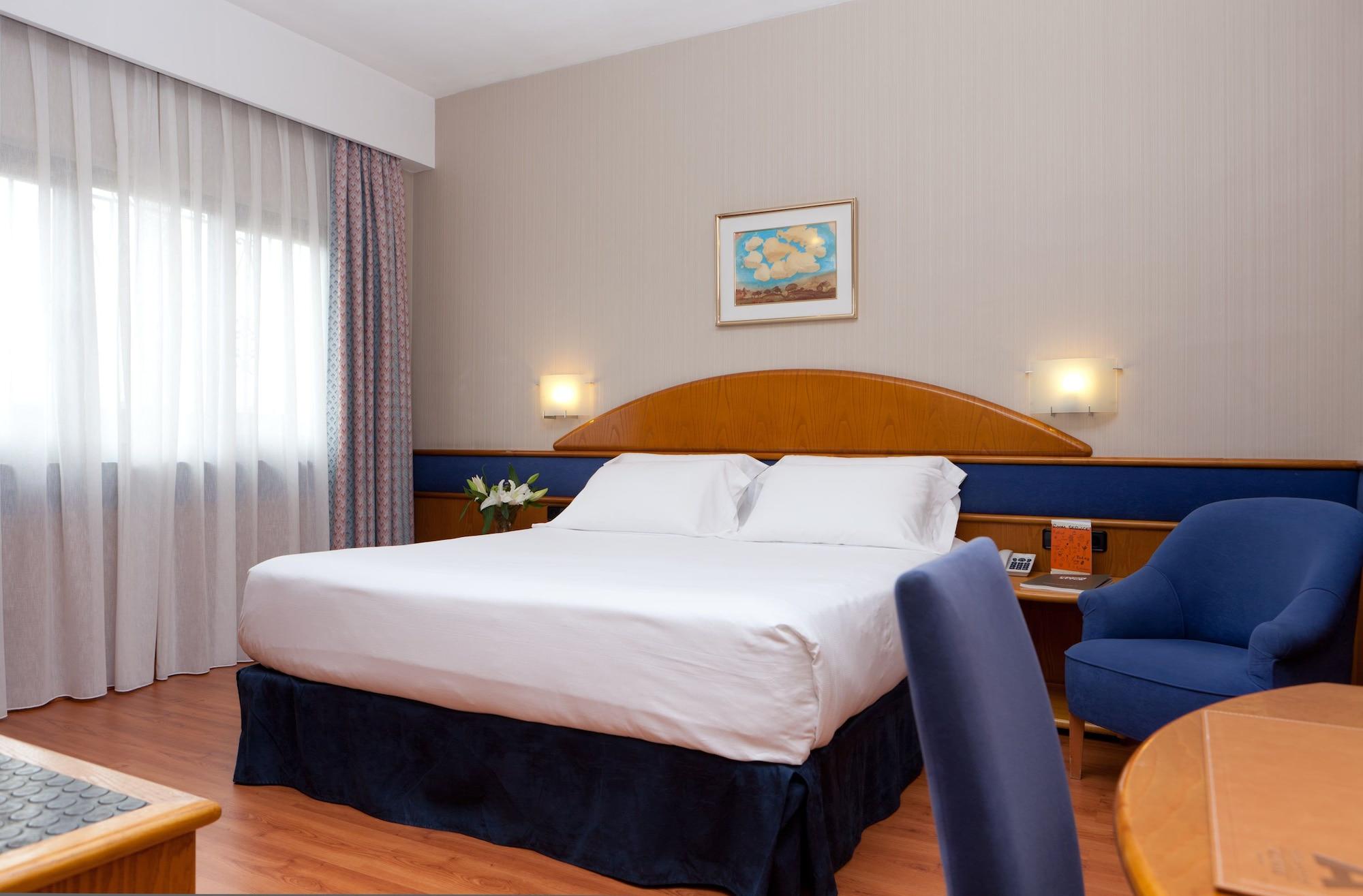 Hotel Agumar Madrid Esterno foto Room at the hotel