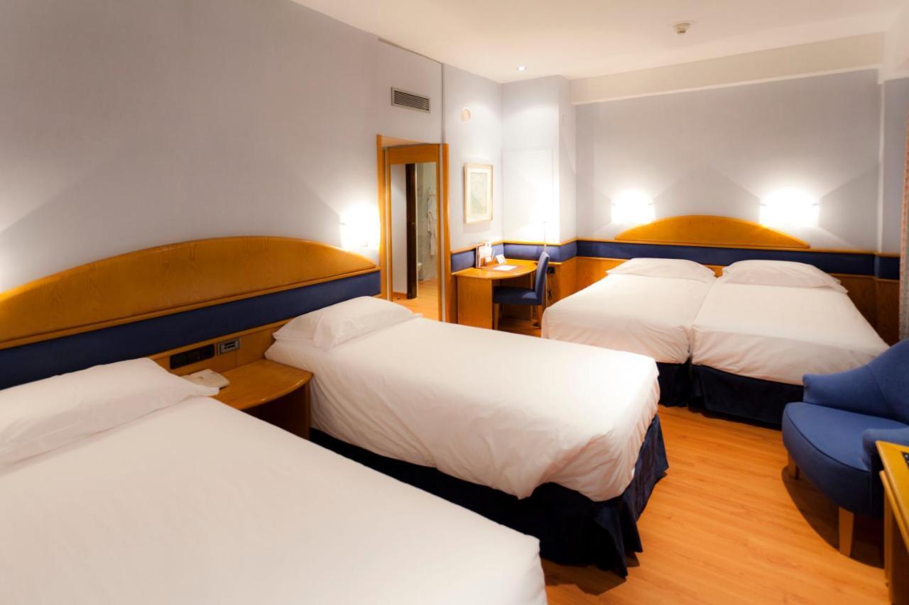 Hotel Agumar Madrid Esterno foto A room at the hotel