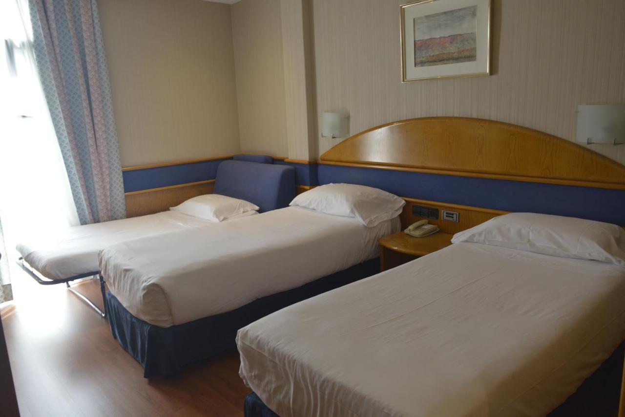 Hotel Agumar Madrid Esterno foto Two beds in a hotel room