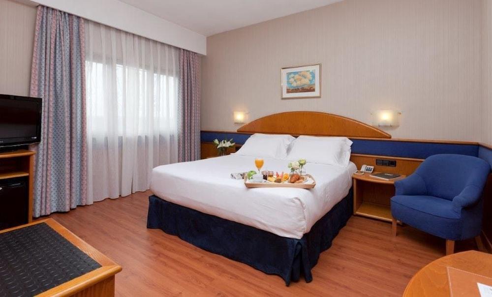 Hotel Agumar Madrid Esterno foto Room at the hotel