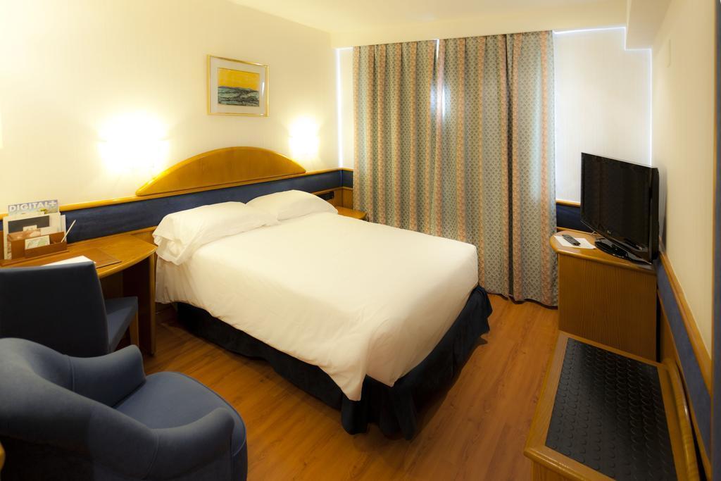 Hotel Agumar Madrid Camera foto A room at the hotel