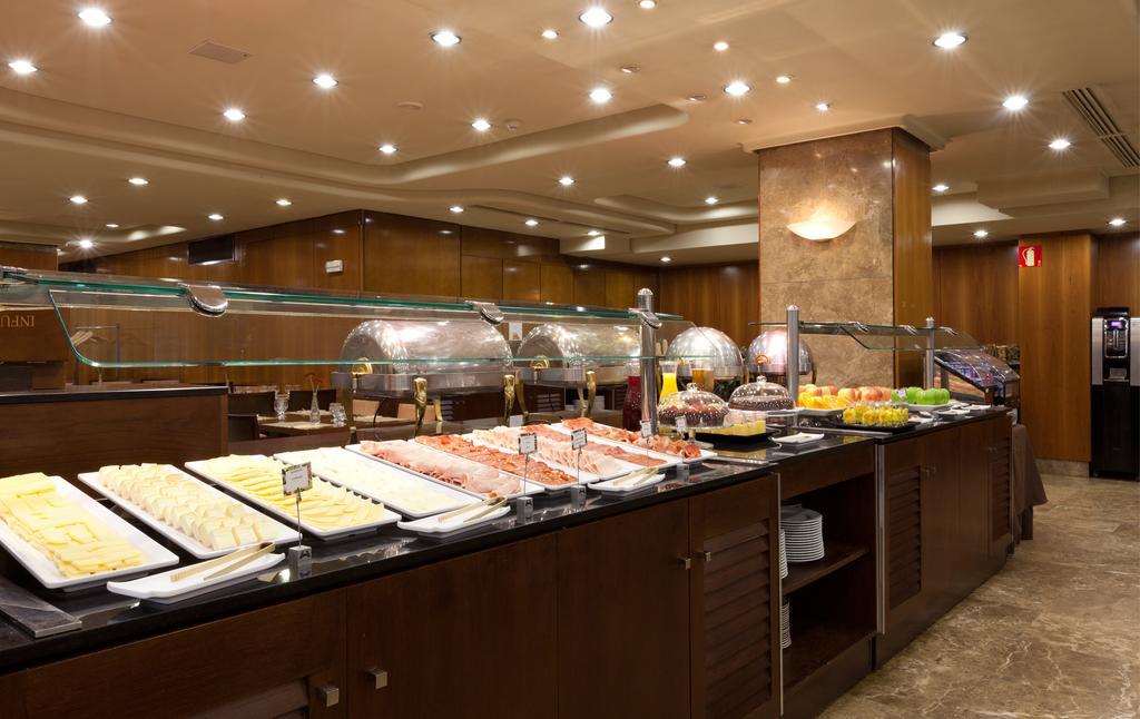 Hotel Agumar Madrid Esterno foto Breakfast buffet at a luxury hotel