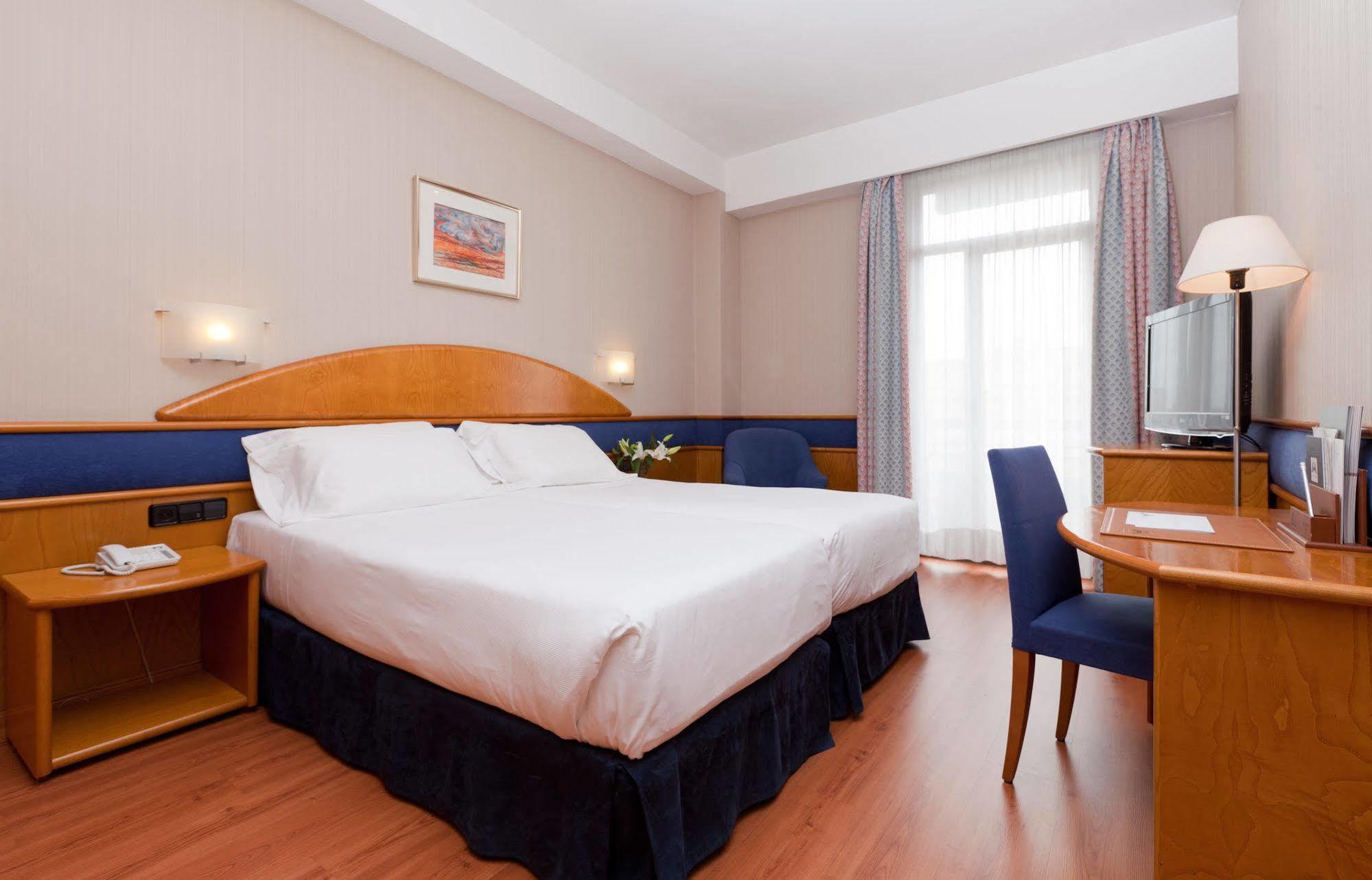 Hotel Agumar Madrid Esterno foto A room at the hotel
