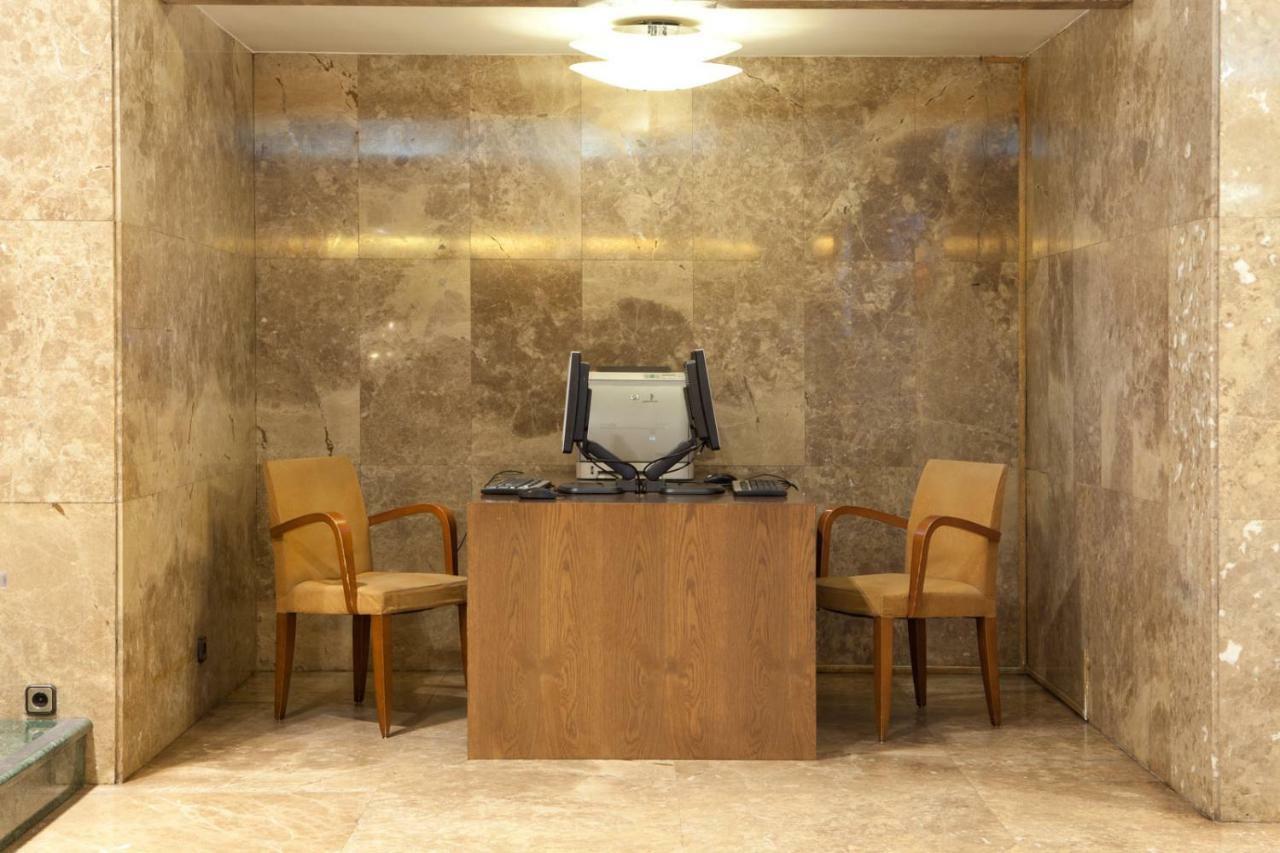 Hotel Agumar Madrid Esterno foto Reception desk