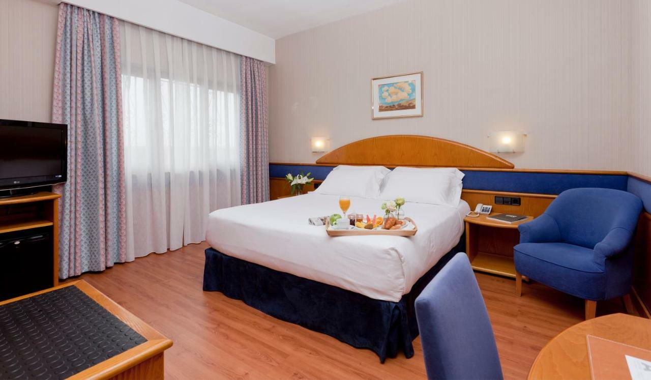 Hotel Agumar Madrid Esterno foto Room at the hotel