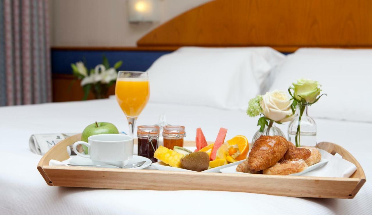 Hotel Agumar Madrid Esterno foto Breakfast in a hotel