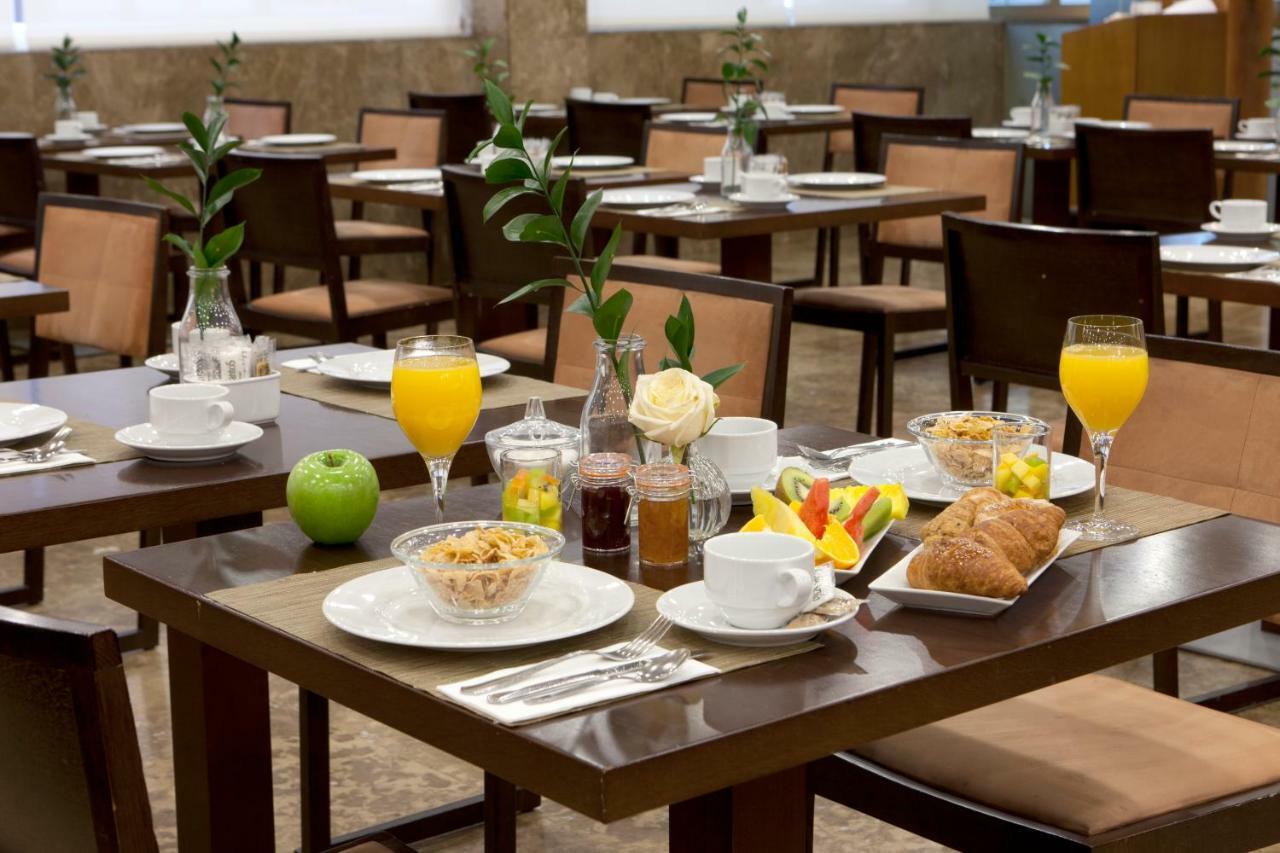 Hotel Agumar Madrid Esterno foto Breakfast in a hotel